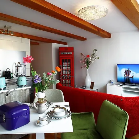 Luxury V History Written Apartman